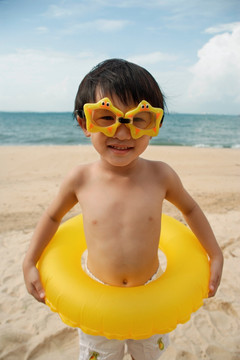 沙滩上戴着黄色护目镜