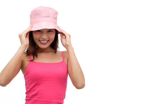 年轻女子戴着粉色帽子