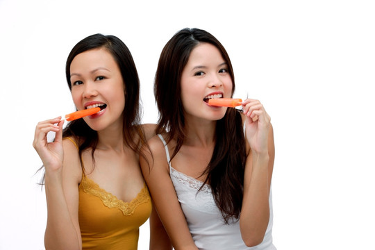 两个年轻女子吃冰棍