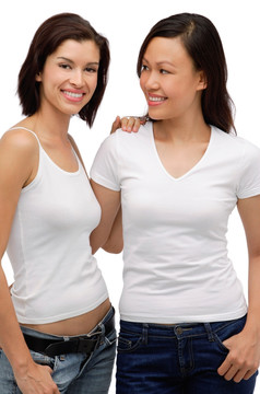 两个年轻女子站在一起微笑