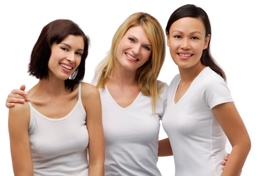 三个穿着白色衬衫的年轻女子