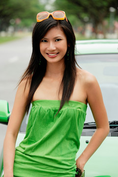 一个穿着绿色衣服的年轻女人