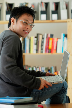 一个年轻人在图书馆学习