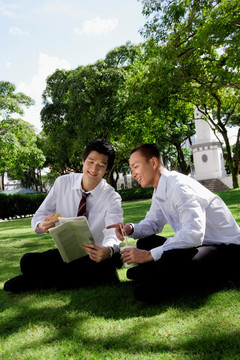 两个人在公园里看报纸