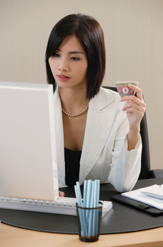 一个女人在工作的时候喝中国茶
