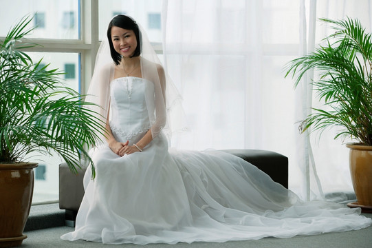 一个穿着白色婚纱的新娘