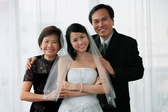 新娘和她的家人一起对着相机微笑
