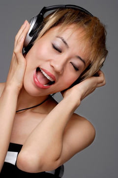 一个戴着耳机听音乐的年轻女人