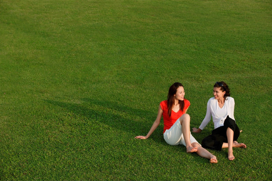 两个女人在公园里放松