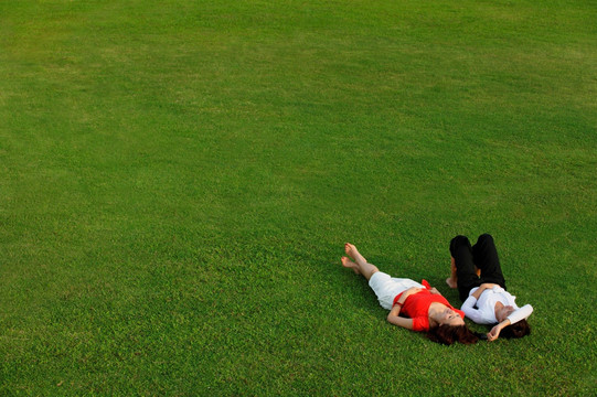两个女人在公园里放松