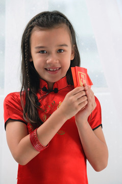 穿着中国传统服装的年轻女孩