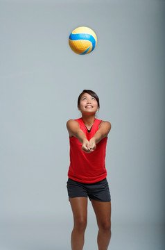 年轻女子打排球