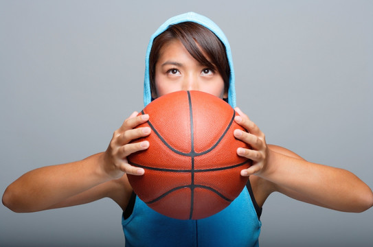 年轻女子篮球抬头