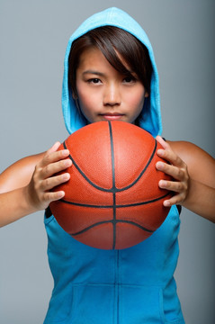 年轻女子用篮球看相机