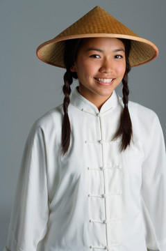 穿着中国传统服装的年轻女子
