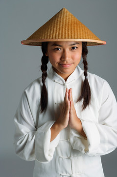 年轻女子穿中国传统服装看相机