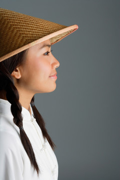 年轻女子穿着中国传统微笑