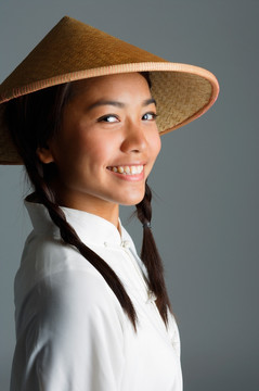 穿着中国传统服装的年轻女子