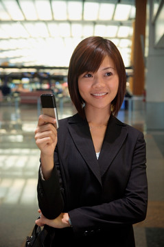 年轻女子在机场用手机