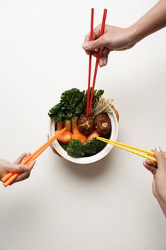 手拿筷子在土锅里种菜