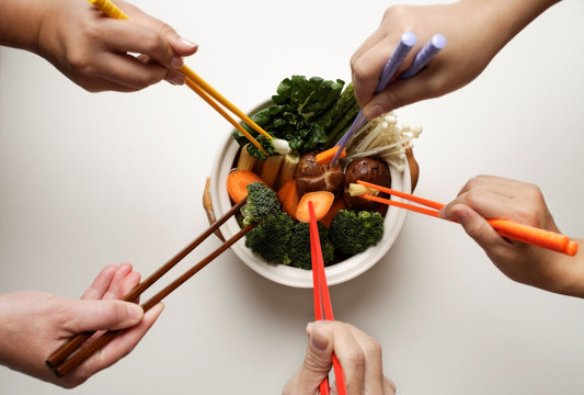 手拿筷子在土锅里种菜
