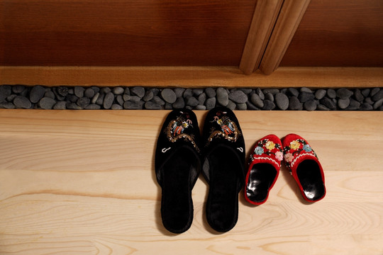 门前红色和黑色东方拖鞋的俯视图