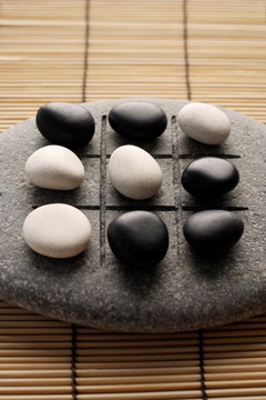 禅石上的黑白卵石