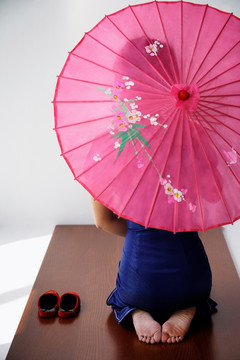 中国女子拿着粉色雨伞