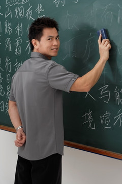 在黑板上擦除汉字的人
