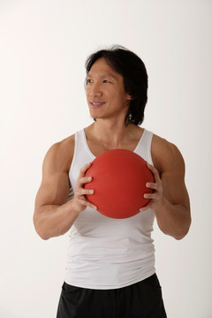 中国男子抱药球