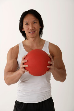 中国男子抱药球