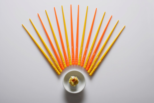 橙色和黄色的筷子