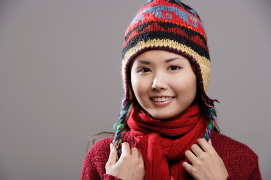 中国妇女头戴针织帽子
