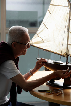 老年人在模型帆船上的剖面图