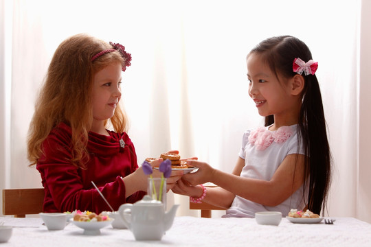 两个年轻女孩在喝茶