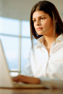 在电脑上工作的商务女人