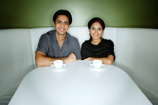 坐在咖啡馆里喝咖啡的夫妇