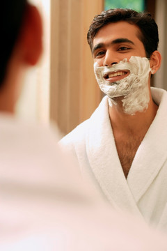 男人用剃须膏在脸上