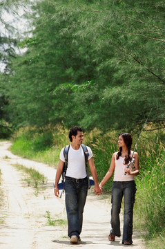 年轻夫妇在荒野徒步旅行