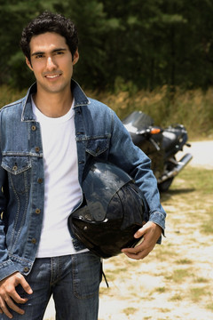 年轻人带着摩托车头盔
