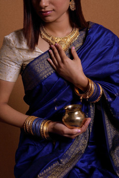 穿着印度服饰的女人