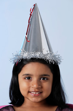 戴生日帽的小女孩