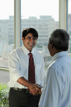 印度男子握手微笑