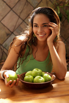 微笑的女人拿着一个苹果