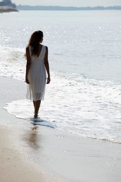 走在沙滩上的女人