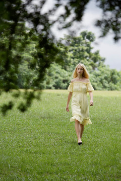 穿着黄色连衣裙的女人在公园里