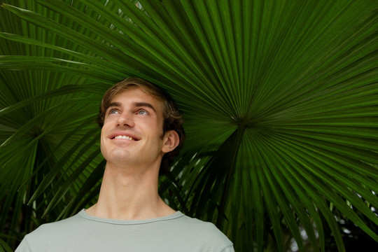 热带树下的年轻人肖像