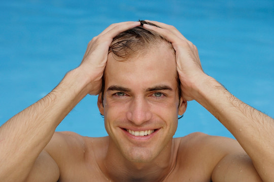 泳池中的年轻人肖像