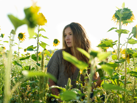 站在向日葵花丛中的女人