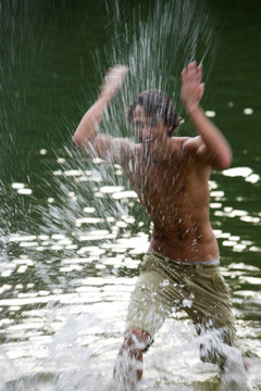年轻人在湖里泼水